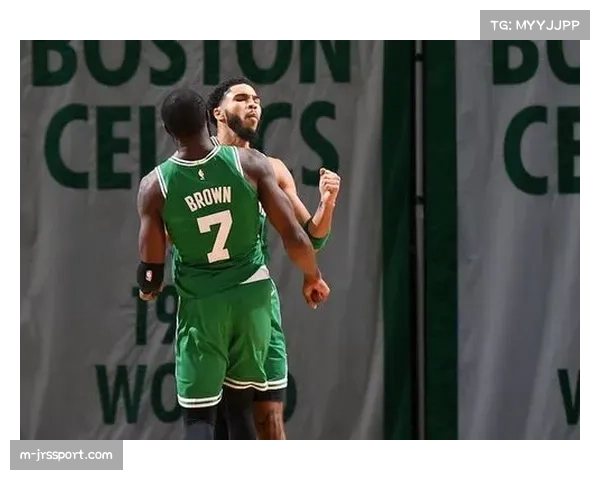 终场哨响，即将退役的尼斯队长丹特跪地亲吻主场草皮